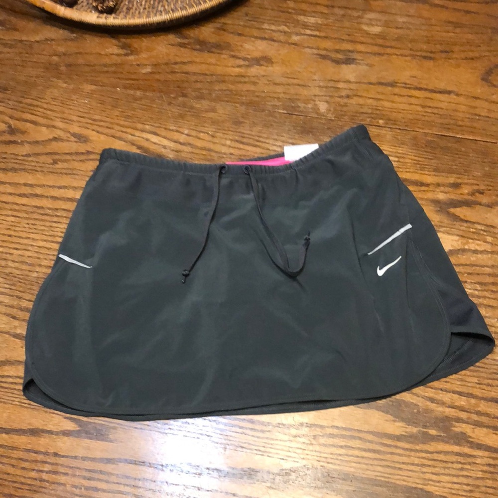 EUC nike tennis/running skort
